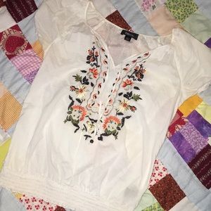 ⚜️⚜️ 3/$15 Embroidered blouse